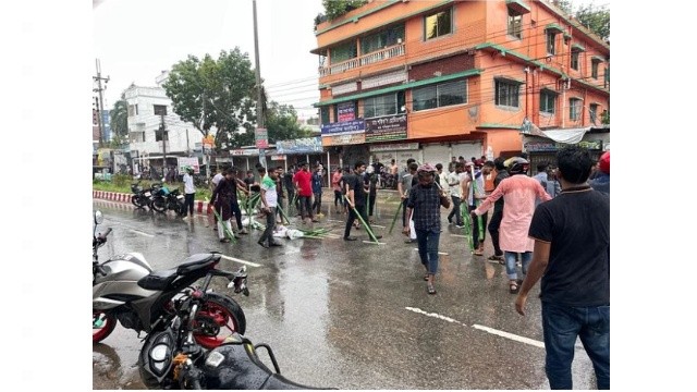 নাটোরে বিএনপির সমাবেশের পাশে বাঁশ হাতে ছাত্রলীগ, বক্তব্য দিতে পারেননি প্রধান অতিথি